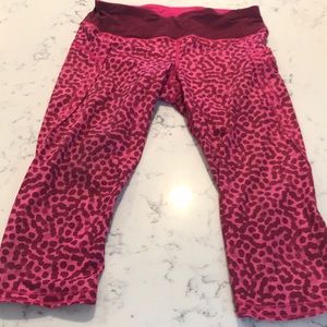 Lululemon Capri tights. Barely used no pilling. 4